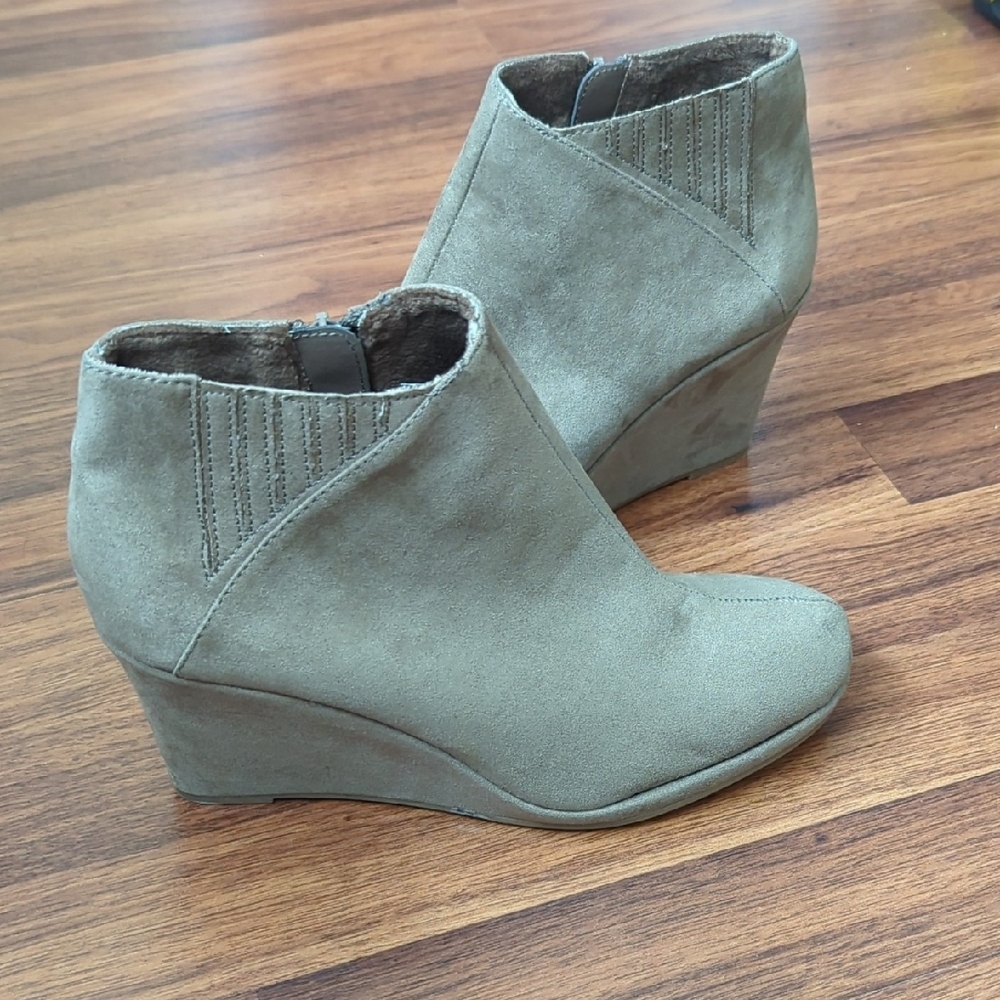 Rampage Suede Wedge Ankle Booties Size 7.5 Taupe NWOT Minimalist Boho Festival